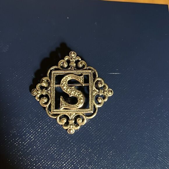 Silver letter S brooch. - Picture 2 of 3